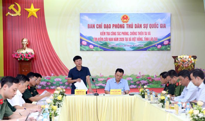 Đồng chí Phạm Đức Luận - Cục trưởng Cục Quản lý đê điều và Phòng, chống thiên tai, Bộ Nông nghiệp và Môi trường đánh giá cao sự chủ động của tỉnh Lào Cai trong công tác phòng, chống thiên tai và tìm kiếm cứu nạn