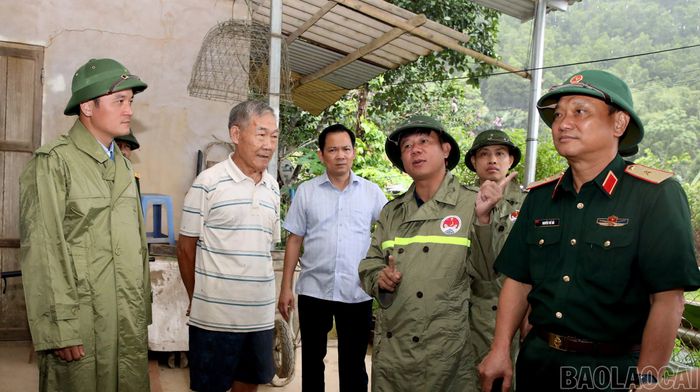 Đoàn công tác trao đổi với người dân về công tác chuẩn bị phòng, chống thiên tai theo phương châm "4 tại chỗ".