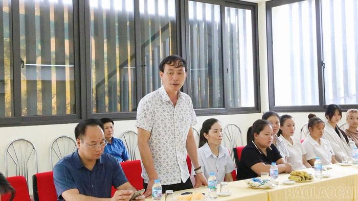 Lãnh đạo Trung tâm Dịch vụ tổng hợp phường Nghĩa Lộ phát biểu ý kiến tại buổi gặp mặt đội bóng đá nữ.
