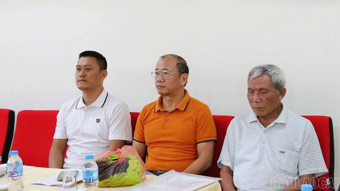 Ban huấn luyện và trợ lý.