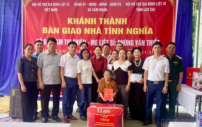Đại diện Hội Hỗ trợ gia đình liệt sĩ tỉnh, lãnh đạo địa phương và các nhà tài trợ trao tặng nhiều vật dụng sinh hoạt thiết yếu cho gia đình bà Cam Thị Thiên.