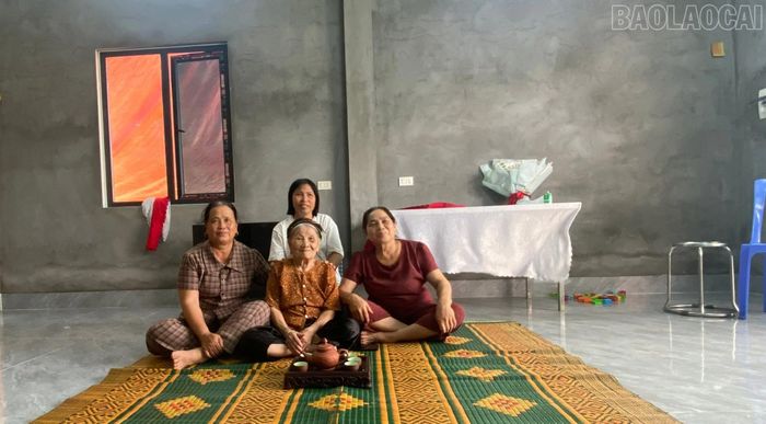 Bà Cam Thị Thiên (ngồi giữa) trong ngôi nhà tình nghĩa mới hoàn thành.