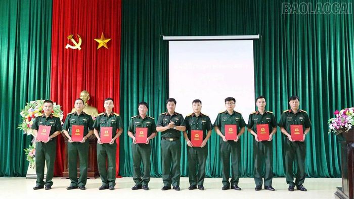 Trao các quyết định về công tác cán bộ, quân nhân chuyên nghiệp cho đơn vị.
