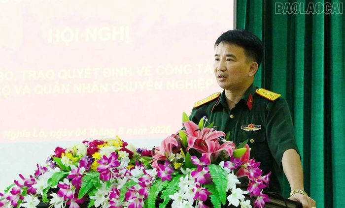 Thượng tá Vũ Tiến Hùng - Chính ủy Trung đoàn Bộ binh 8 phát biểu tại hội nghị.