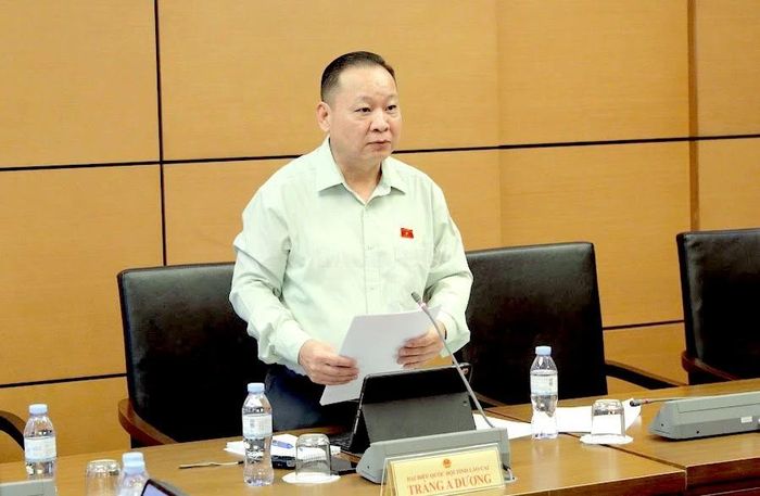 Đại biểu Tráng A Dương tham gia thảo luận tại tổ.