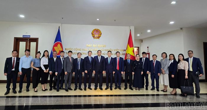 Đoàn công tác tỉnh Lào Cai chụp ảnh lưu niệm với cán bộ, nhân viên Đại sứ quán Việt Nam tại Lào.