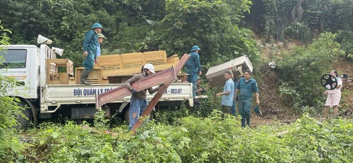 Hỗ trợ người dân ở khu vực có nguy cơ sạt lở di dời tài sản đến nơi an toàn.