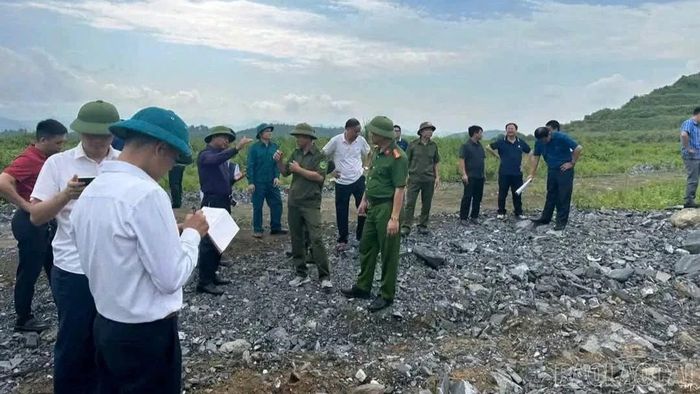 Đoàn công tác phường Cam Đường kiểm tra khu vực khai trường khai thác quặng.