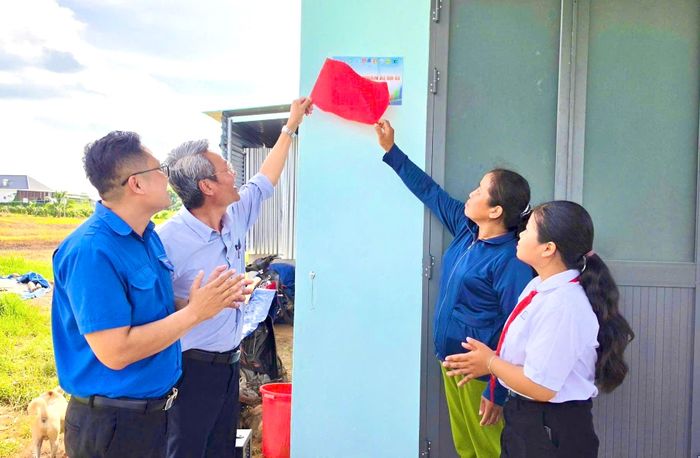 Nghi thức khánh thành “Ngôi nhà nhân ái” đánh dấu việc hoàn thành và bàn giao mái ấm cho gia đình em Cao Thái Ngọc Hảo