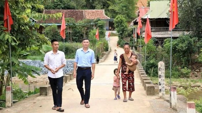 Đồng chí Lô May Phiệt (bên trái) cùng cán bộ xã Yên Na thăm bản Cha Lúm. (Ảnh: TRẦN TRUNG HIẾU)