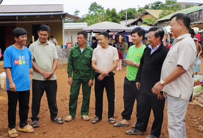 Sự gần gũi, trách nhiệm của ông Tuấn nhận được niềm tin và sự quý mến của đồng bào DTTS thôn Đắk Snao