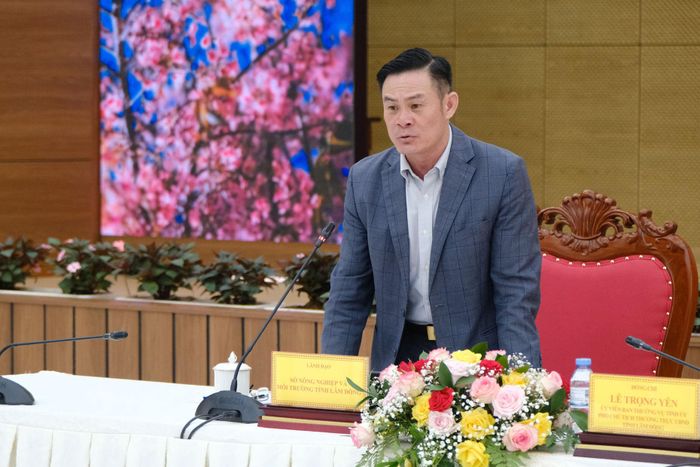 Ông Vũ Đình Cường, Phó Giám đốc Sở Nông nghiệp và Môi trường tỉnh Lâm Đồng báo cáo tiến độ triển khai thực hiện Nghị quyết số 36/2026/NQ-CP trên địa bàn tại hội nghị