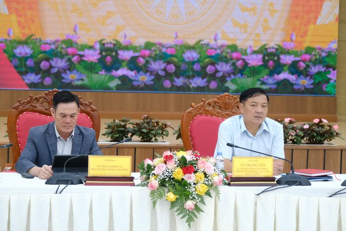 Đồng chí Lê Trọng Yên, Ủy viên Ban Thường vụ Tỉnh ủy, Phó Chủ tịch Thường trực UBND tỉnh; ông Vũ Đình Cường, Phó Giám đốc Sở Nông nghiệp và Môi trường chủ trì hội nghị tại điểm cầu Lâm Đồng
