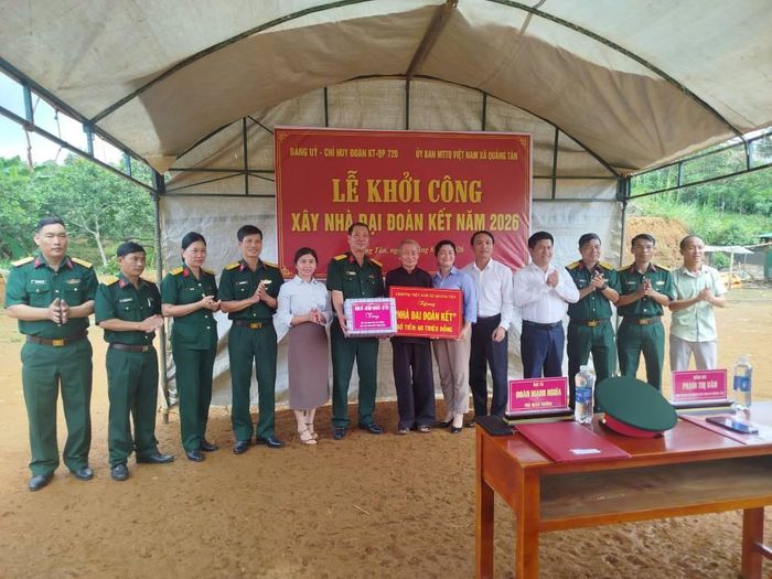 Chỉ huy Đoàn Kinh tế - Quốc phòng 720 và lãnh đạo xã Quảng Tân trao tặng kinh phí hỗ trợ cho 2 gia đình
