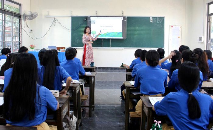 Tiết học tiếng Anh tại Trường THPT Phan Bội Châu - Phan Thiết