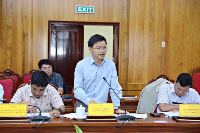 Phó Giám đốc Ban Quản lý dự án Đầu tư xây dựng số 1 Trần Văn Hiệp báo cáo tại cuộc họp