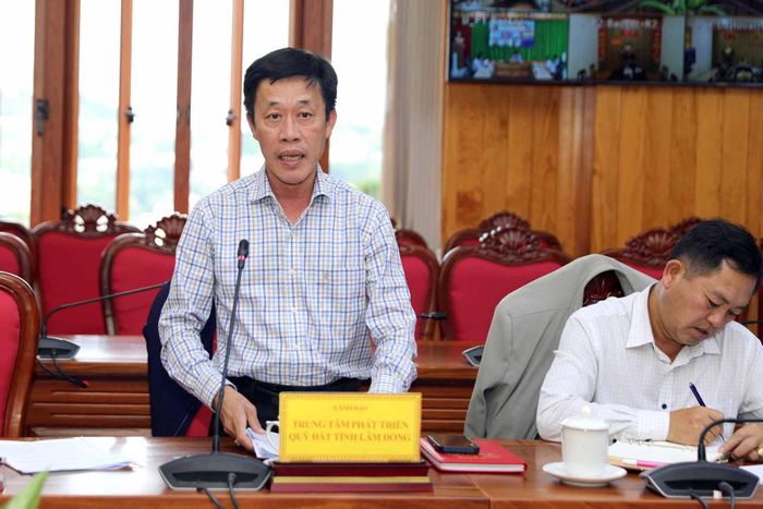 Phó Giám đốc Trung tâm phát triển quỹ đất tỉnh Huỳnh Văn Minh báo cáo tiến độ xây dựng phương án bố trí tái định cư đối với 2 dự án đường bộ cao tốc