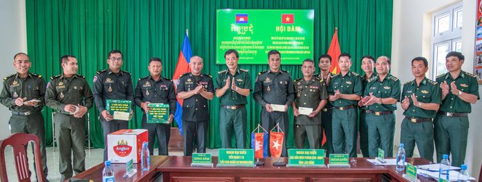 Đoàn đại biểu hai bên tặng quà lưu niệm sau hội đàm