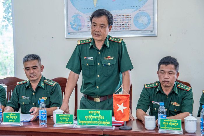Thượng tá Ngô Bá Quyền, Đồn trưởng Đồn Biên phòng Đắk Lao phát biểu tại buổi hội đàm.