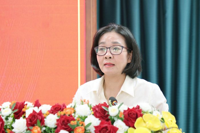 Phó Giám đốc Sở Văn hóa, Thể thao và Du lịch Khúc Thị Thoi báo cáo đánh giá hoạt động báo chí, truyền thông tháng 7/2026 và công tác quản lý nhà nước về báo chí