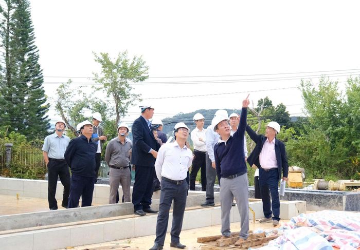 Đại diện đơn vị thi công trình bày phương án thực hiện Dự án xây dựng trụ sở Báo và Phát thanh, Truyền hình Lâm Đồng với các đồng chí lãnh đạo tỉnh trong thời gian đến