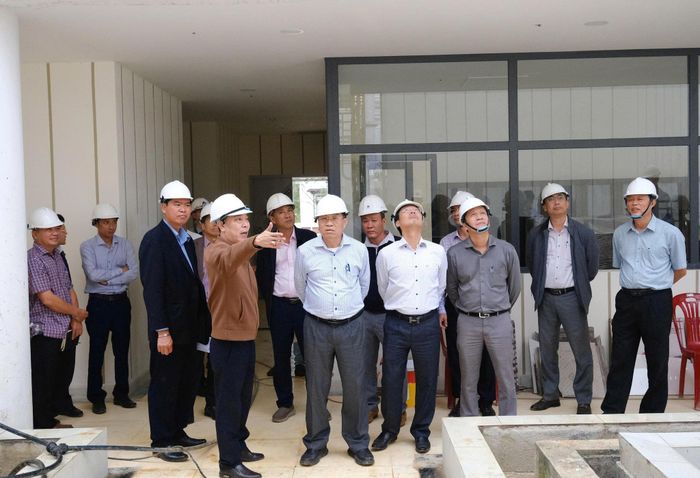 Đồng chí Lê Huy Toàn, Tỉnh ủy viên, Giám đốc Báo và Phát thanh, Truyền hình Lâm Đồng trao đổi tiến độ thực hiện dự án với các đồng chí lãnh đạo UBND tỉnh