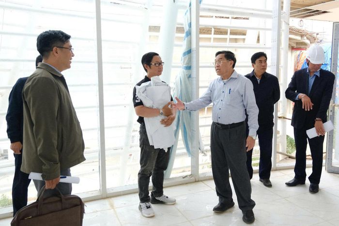 Đại diện đơn vị thi công báo cáo với đồng chí Võ Ngọc Hiệp, Tỉnh ủy viên, Phó Chủ tịch UBND tỉnh về tiến độ triển khai gói thầu thi công xây dựng hiện đạt khoảng 85% khối lượng