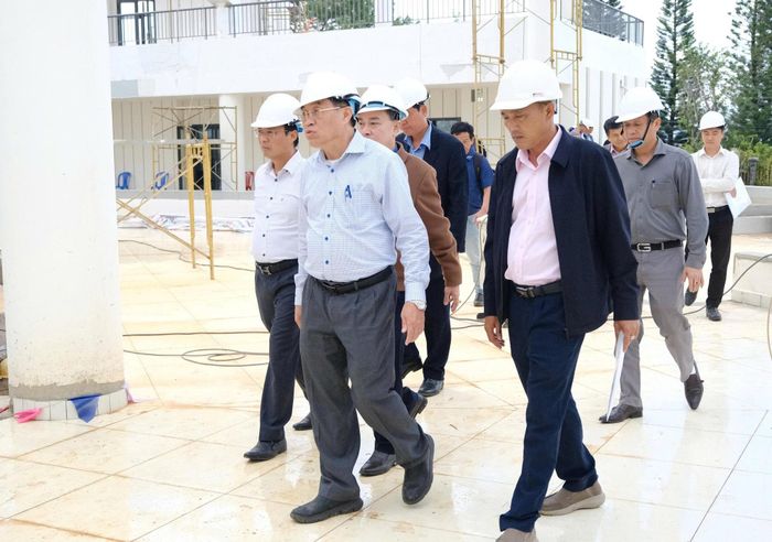 Đồng chí Võ Ngọc Hiệp, Phó Chủ tịch UBND tỉnh cùng đồng chí Đinh Văn Tuấn, Phó Chủ tịch UBND tỉnh kiểm tra tiến độ thực hiện dự án Xây dựng Trụ sở Báo và Phát thanh, Truyền hình Lâm Đồng