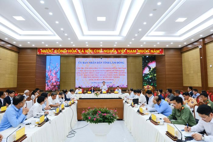 Quang cảnh buổi làm việc