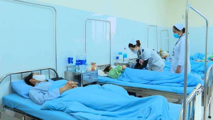 Các bệnh nhân nghi ngộ độc thực phẩm do bánh mì được điều trị tại Bệnh viện Đa khoa tỉnh Lâm Đồng (ảnh chụp ngày 28/7)