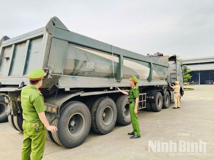Lực lượng chức năng kiểm tra kích thước thành thùng xe nhằm phát hiện hành vi cơi nới trái quy định.
