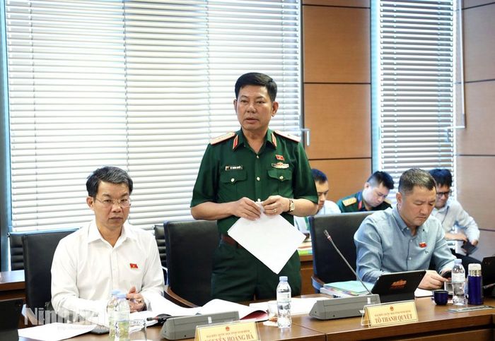 Thiếu tướng Tô Thành Quyết, Phó Tư lệnh Quân khu 3 (Đoàn ĐBQH tỉnh Ninh Bình) tham luận tại tổ.