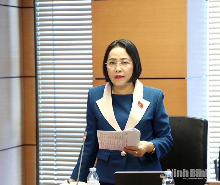 Đại biểu Nguyễn Thị Thanh, Ủy viên Trung ương Đảng, Phó Chủ tịch Quốc hội (Đoàn ĐBQH tỉnh Ninh Bình) thảo luận tại tổ.