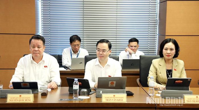 Các đại biểu Đoàn ĐBQH tỉnh Ninh Bình tham gia thảo luận tại Tổ.