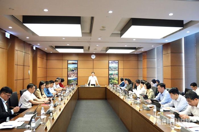 Đoàn đại biểu Quốc hội tỉnh Ninh Bình tham gia thảo luận tại Tổ số 10 cùng Đoàn đại biểu Quốc hội tỉnh Sơn La.