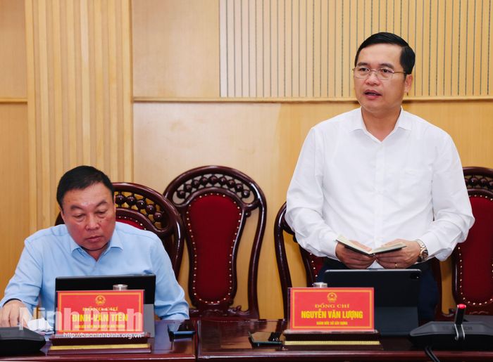 Đồng chí Nguyễn Văn Lượng, Ủy viên Ban Thường vụ Tỉnh ủy, Giám đốc Sở Xây dựng phát biểu tại phiên họp.