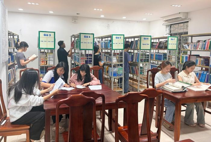 Sinh viên đọc sách, tìm hiểu tư liệu tại thư viện của trường.