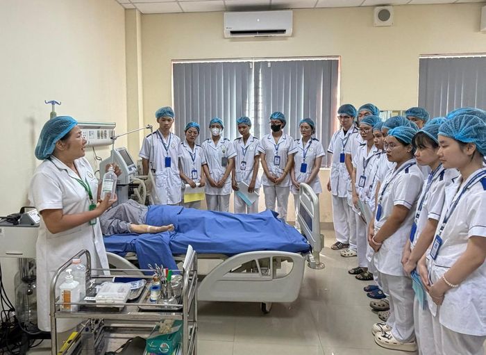 Dưới sự hướng dẫn của giảng viên, sinh viên Trường Đại học Điều dưỡng Nam Định tham gia thực hành điều dưỡng cơ sở.