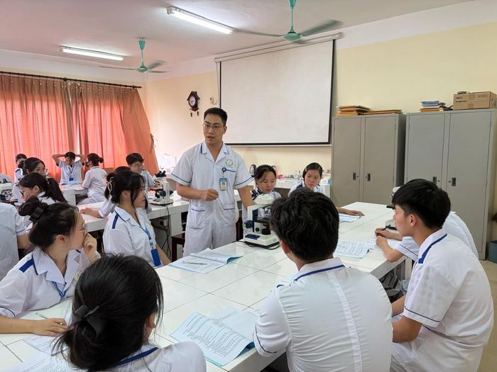 Giảng viên Trường Đại học Điều dưỡng Nam Định hướng dẫn sinh viên thực hành vi sinh.
