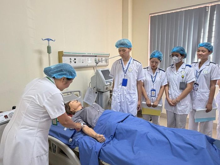 Sinh viên Khoa Điều dưỡng-Hộ sinh trong giờ thực hành chăm sóc người bệnh.