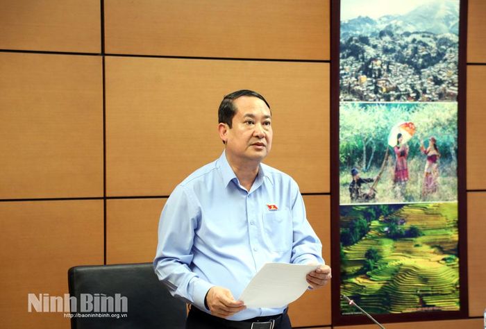 Đồng chí Mai Văn Tuất, Phó Bí thư Tỉnh ủy, Trưởng Đoàn đại biểu Quốc hội tỉnh Ninh Bình chủ trì thảo luận tại Tổ.