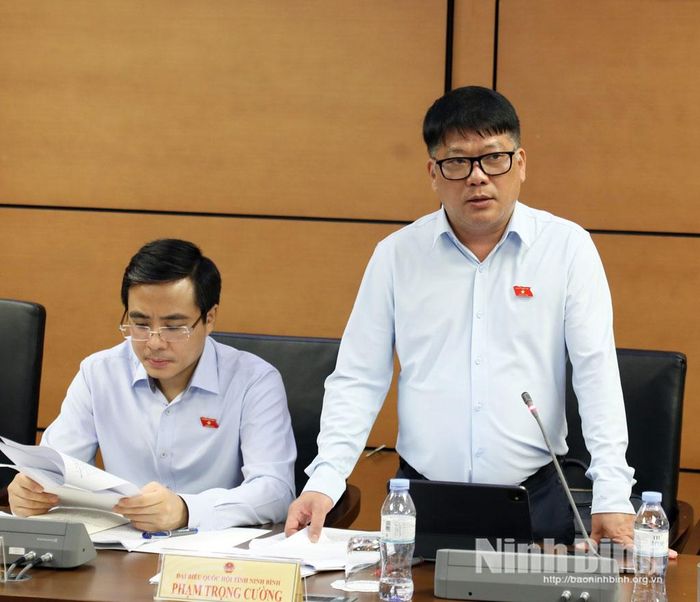 Các đại biểu Đoàn ĐBQH tỉnh Ninh Bình phát biểu thảo luận về Dự án Luật Dầu khí (sửa đổi) và Dự thảo Nghị quyết của Quốc hội về cơ chế, chính sách đặc thù để xử lý vi phạm pháp luật liên quan đến kinh tế nhà nước, kinh tế tư nhân và ứng dụng khoa học, công nghệ, đổi mới sáng tạo, chuyển đổi số.