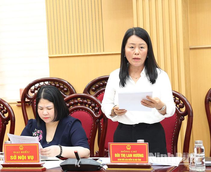 Đồng chí Bùi Thị Lan Hương, Giám đốc Bảo hiểm xã hội tỉnh phát biểu tại buổi làm việc.