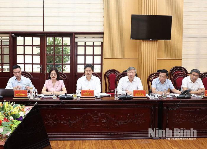 Các thành viên Đoàn giám sát tại buổi làm việc.