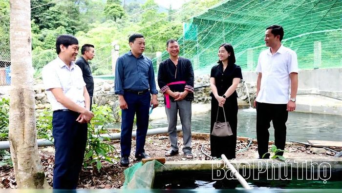 Đoàn công tác Bộ Dân tộc và Tôn giáo cùng Sở Dân tộc và Tôn giáo tỉnh khảo sát thực tế hộ dân được thụ hưởng từ chương trình mục tiêu quốc gia tại xã Lai Đồng.