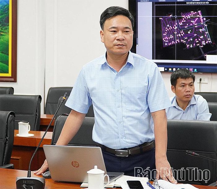 Lãnh đạo xã Nật Sơn báo cáo tại hội nghị.