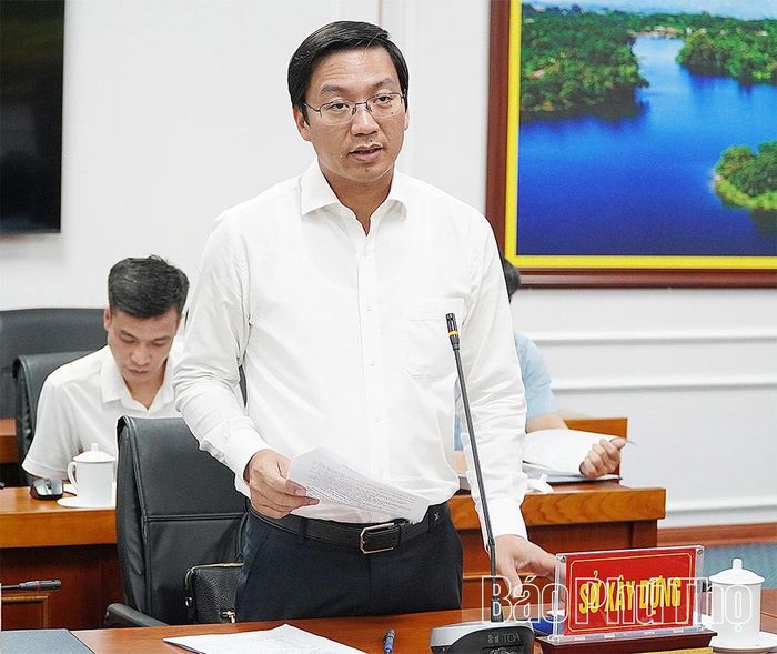 Lãnh đạo Sở Xây dựng báo cáo tại hội nghị.