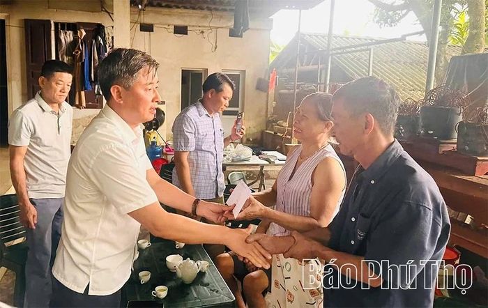 Lãnh đạo UBND xã trao hỗ trợ kịp thời cho hộ bị thiệt hại do cháy nhà. 