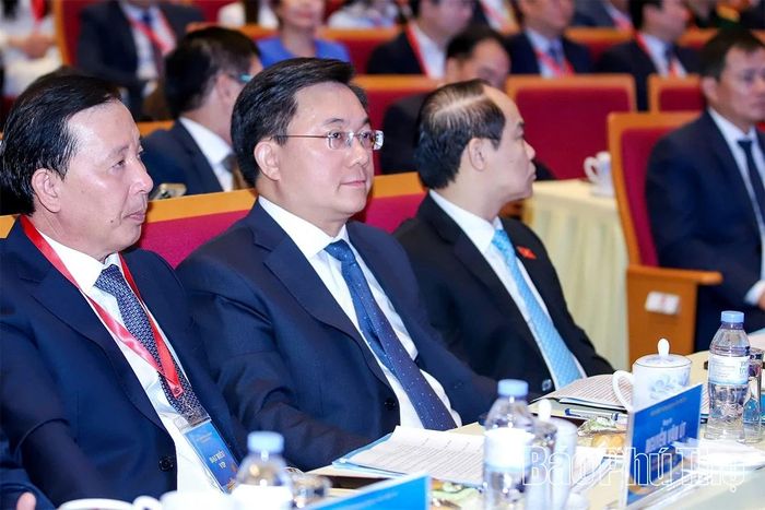 Đồng chí Chủ tịch UBND tỉnh Trần Duy Đông cùng các đại biểu tham dự hội nghị tại điểm cầu trung ương.