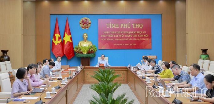 Đồng chí Phó Chủ tịch UBND tỉnh Quách Tất Liêm cùng các đại biểu tham dự hội nghị tại điểm cầu tỉnh Phú Thọ.